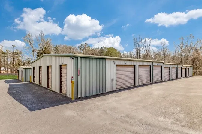 outdoor self storage units with drive up