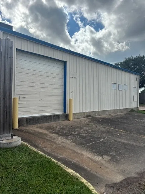 Right Move Storage - Alvin outside of storage