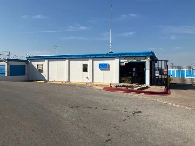 Right Move Storage - Ft. Worth Northwest parking to the storage office