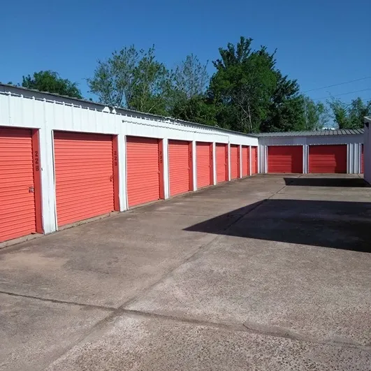 outdoor self storage units with roll up doors and drive up