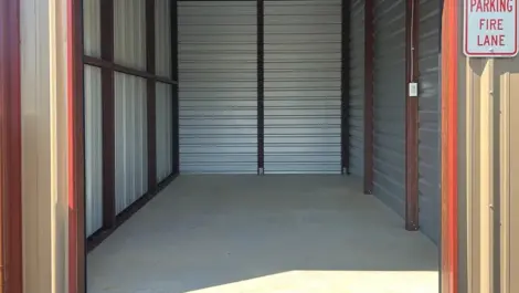 storage unit with roll up door