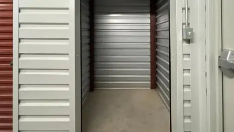 storage unit with roll up door